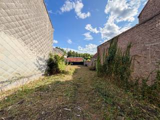 AANTREKKELIJKE BOUWGROND van 330 m² voor GESLOTEN BEBOUWING, rustig gelegen NABIJ HET CENTRUM VAN OUDENAARDE. Met een royale GEVELBREEDTE VAN CA. 13 M biedt dit perceel een uitstekende basis voor het realiseren van een comfortabele en ENERGIEZUINIGE GEZINSWONING met tuin en terras. Een belangrijke troef is dat er REEDS EEN VERGUNNING WERD VERLEEND voor de bouw van een gezinswoning, waardoor u snel aan de slag kunt. Dankzij de CENTRALE EN GOED BEREIKBARE LIGGING bevinden winkels, scholen, openbaar vervoer en belangrijke invalswegen zich vlakbij. Een MOOIE BOUWKANS voor wie rustig wil wonen met alle voorzieningen binnen handbereik.<br /><br />Adres: Jules Lacroixstraat 31-33 te Oudenaarde<br /><br />G-score en P-score D