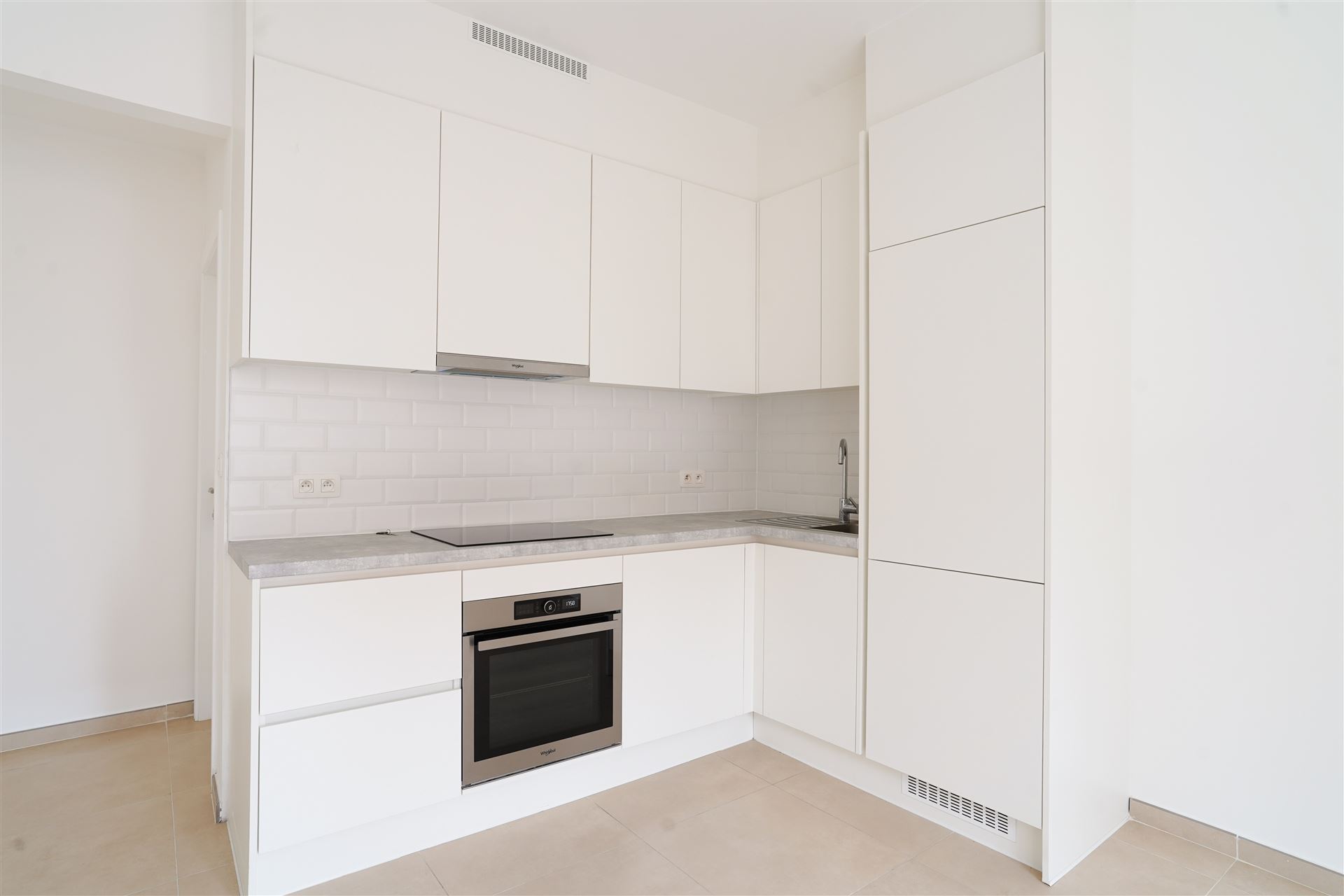 TE HUUR: gerenoveerd APP met 2 SLPK +  ruim dakterras - foto 5