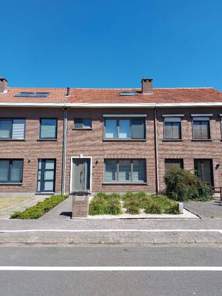 Energiezuinige, ruime, instapklare woning met 4 slaapkamers, 1 badkamer, privé oprit én garage, alsook een leuke tuin.<br /><br />Gunstig gelegen en op wandelafstand van het centrum, vlakbij supermarkten, dichtbij een oprit naar de snelweg én op wandelafstand van openbaar vervoer (bus en trein). Het is een rustige éénrichtingsstraat.<br />Deze woning is perfect voor wie op zoek is naar een ruime, moderne woning met veel licht, comfort en praktische ruimtes.<br /><br />Gelijkvloers:<br />Ruime inkomhal met gastentoilet en extra opbergruimtes. Via deze hal is een lichte open leefruimte met open keuken te bereiken. Een keuken met keukeneiland.<br />Vanuit de keuken en leefruimte bereik je de zonnige tuin met 2 terrassen. <br />In de inkomhal heb je een toegang naar de technische ruimtes.<br />Er is ook nog de mogelijkheid om tot 4m extra uit te bouwen achteraan de woning.<br /><br />Verdieping +1:<br />Op de eerste verdieping bevinden zich 3 slaapkamers, een badkamer en toegang via een vaste trap naar de zolder.<br />Aan de voorgevel bevindt zich een lichtrijke master bedroom met kastenwand. Aan de achterzijde bevinden zich 2 slaapkamer. 1 hiervan is ook voorzien van een kastenwand.<br />Op dezelfde verdieping bevindt zich de badkamer, voorzien van een douche, lavabo, toilet en handdoekdroger.<br /><br />Verdieping +2:<br />Op de tweede verdieping vinden we nog de grootste slaapkamer, sfeervol gepositioneerd onder de houden balken, afwerkt met ingemaakte kasten en met een eigen lavabo en spiegel.<br />Op de traphal naar de zolder bevindt zich ook de technische berging van de gasketel.<br /><br />Tuin + garage<br /><br />Gemeubeld:<br />In de woning zijn reeds meubels en inboedel (servies etc.) aanwezig. Deze kunnen overgekocht worden in onderling overleg.<br /><br />Technisch:<br />De woning werd enkele jaren geleden gerenoveerd, wat resulteert in een gunstig EPC.<br />De elektriciteit is gekeurd en conform.<br /><br />Ben jij op zoek naar dit type woning ? Mail voor een bezichtiging te plannen naar: winkelhaakstraat3@gmail.com<br /><br /><br />Geen immokantoren of makelaars aub.