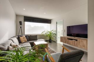 Algemeen<br />In een aangename en rustige woonwijk bevindt zich deze verzorgde woning, die acht jaar geleden volledig werd gerenoveerd en vandaag een mooie combinatie biedt van hedendaags wooncomfort en een gezellige woonomgeving. De woning onderscheidt zich door haar ruime leefruimte, praktische indeling en aangename lichtinval. Ook aan de praktische voorzieningen werd gedacht, met onder meer een laadpaal voor een elektrische wagen. De aangename ligging in een residentiële wijk, gecombineerd met de aanwezigheid van een tuin, maakt van deze eigendom een interessante keuze voor wie op zoek is naar een comfortabele thuis met ruimte om tot rust te komen.<br /><br />Indeling<br />Bij het betreden van de woning valt meteen de aangename indeling op. De ruime leefruimte vormt het hart van de woning en biedt voldoende plaats voor zowel een gezellige zithoek als een eetplaats.<br /><br />Aansluitend bevindt zich de keuken, die het dagelijkse wooncomfort verder ondersteunt. Een bijzonder praktische troef is de ruime berging die rechtstreeks bij de keuken aansluit en extra plaats biedt voor voorraad, huishoudelijke benodigdheden en allerhande opbergruimte.<br /><br />Vanuit de leefruimte is er een aangename verbinding met de tuin, waardoor binnen en buiten mooi op elkaar aansluiten. De tuin vormt een fijne plek om te ontspannen, te genieten van zonnige dagen of gezellig buiten te tafelen.<br /><br />Op de eerste verdieping bevinden zich de badkamer en drie slaapkamers, die verschillende mogelijkheden bieden, zowel voor een gezin als voor wie graag een extra bureau of hobbyruimte voorziet.<br /><br />Daarnaast beschikt de woning over een zolder, die bijkomende bergruimte biedt en, afhankelijk van de inrichting, nog tal van mogelijkheden biedt.<br /><br />Troeven<br />* Ruime en aangename leefruimte<br />* Gelegen in een fijne, residentiële woonwijk<br />* Laadpaal aanwezig voor een elektrische wagen<br /><br />Interesse<br />Bent u op zoek naar een instapklare woning met een ruime leefomgeving, drie slaapkamers en een tuin, gelegen in een aangename woonwijk? Dan is deze woning zeker een bezoek waard. Neem gerust contact op met Loucka voor meer informatie of om een plaatsbezoek in te plannen.