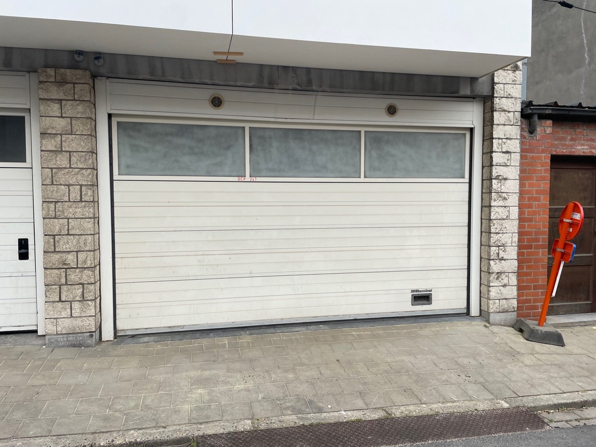 Autostaanplaats met ruime inrijpoort (4 meter breed, vrije hoogte kleine 3 meter). Onmiddellijk vrij.