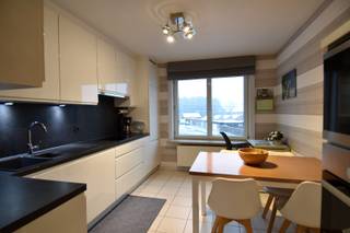 Deze eigendom omvat 2 ruime opslagruimtes, telkens met een bovenliggende woonst. Ideaal voor wie wonen en werken comfortabel wil combineren of...