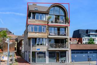 Royaal appartement te huur aan de Kaai in BoomIndeling: - inkomhal- grote woonkamer op parketvloer - zuid-gericht terras met zicht op het water- ruim terras aan de achterzijde met ingebouwde kast- uitgeruste keuken Mezzanine:- slaapkamer 1 - badkamer Locatie: Dit appartement te huur is gelegen op de derde verdieping te Boom, aan de oevers van de Rupel. Het centrum van Boom bevindt zich op wandelafstand alsook het recreatiedomein De Schorre. Via de A12 en E19 heeft u bovendien een vlotte verbinding met Antwerpen, Brussel en Mechelen.Bijzonderheden: - ruim appartement - terras met zicht op het water - parketvloer in woonkamer - lift in het gebouw Bent u opzoek naar een royaal appartement aan de Kaai in Boom? Neem dan gerust contact op met één van onze collega's van Dewaele vastgoed.