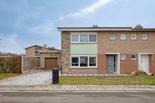 <strong>Gerenoveerde woning met 3 slaapkamers te koop in Hulst, Tessenderlo-Ham</strong><br /><br />Op Terbeemden, in een residentiële wijk in Hulst (Tessenderlo), vinden we deze leuke gerenoveerde woning. De woning is gelegen op wandel- en fietsafstand van een supermarkt, een bakker, een frituur en openbaar vervoer. Er is een vlotte verbinding met het centrum van Tessenderlo en Paal met nog meer supermarkten en horeca. De op- en afrit van de E313 bevindt zich op slechts 5 minuutjes rijden.<br /><br />We komen binnen in de woning via de inkomhal met apart gastentoilet. Van hieruit bereiken we de lichtrijke leefruimte (23,37m²) met grote raampartijen en ingericht met een gezellige houthaard. Naast de leefruimte bevindt zich de gerenoveerde keuken (8,07m²). De keuken is voorzien van een kookvuur (inductie) met dampkap, een combi microgolfoven, een vaatwasser en een koelkast. De keuken werd uitgebreid met een lichtrijke veranda (11,45m²), waar het heerlijk vertoeven is. de keuken is een handige bergruimte (12,29m²) met aansluiting voor wasmachine en droogkast.<br /><br />Op de eerste verdieping bevinden zich drie ruime slaapkamers (11,15m², 8,17m² en 13,17m²) en de badkamer (4,92m²). De badkamer werd vernieuwd in 2019 met een inloopdouche en dubbele lavabo. <br /><br />Voor het parkeren van de auto, of voor extra opbergruimte, is er een garage (16,78m²) met automatische poort. <br /><br />Via de veranda komen we buiten in de leuke tuin. De tuin werd mooi aangelegd en volledig omheind.<br /><br />De centrale verwarming gebeurt via aardgas (Vaillant ketel). De ramen zijn voorzien van HR-beglazing (PVC) en de muren en het dak zijn geïsoleerd. De berekende energiescore bedraagt 385 kWh/(m²jaar).<br /><br />Spreekt deze leuk gerenoveerde woning jullie aan? Contacteer ons via info@bosmanvastgoed.be voor meer info of een bezoek ter plaatse. Wij helpen jullie graag verder!