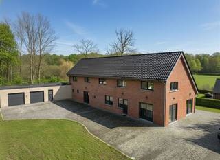SOUS OPTION Une magnifique villa de construction traditionnelle entourée d'un jardin-parc de 30 ares au bord SUD du très prisé Bois du Strihoux...