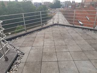 Dit eigentijds duplex-appartement bevindt zich in een kleine residentie, uitkijkend op de Leie.We treffen op de tweede verdieping, naast een centrale...