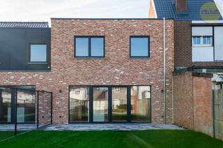 Deze prachtige gesloten bebouwing, gelegen in hartje Meerhout, is volledig gerenoveerd met oog voor detail, comfort en duurzaamheid.<br /><br />Deze woning wordt volledig afgewerkt met hoogwaardige en duurzame materialen, waarbij elk detail zorgvuldig is overwogen.<br />Bovendien is energiezuinigheid een topprioriteit met een indrukwekkende energiescore A.<br />Dankzij de aanwezigheid van een warmtepomp, zonnepanelen, vloerverwarming en een ventilatiesysteem type D, geniet u niet alleen van een comfortabel binnenklimaat maar bespaart u ook op uw energiekosten.<br /><br />Dankzij de centrale maar rustige ligging geniet je hier van het beste van twee werelden. Alle voorzieningen zijn binnen handbereik oa. winkels, openbaar vervoer, scholen, op- en afrittencomplex van de E313...met toch een gevoel van rust door de aanwezigheid van natuur in de nabije omgeving.<br /><br /><u>Indeling</u><br /><br />Bij het binnenkomen word je verwelkomd in een ruime, lichtrijke leefruimte met een mooi uitzicht op de achterliggende tuin. De prachtige open keuken met centraal kookeiland vormt het warme hart van de woning. Verder bevinden zich op het gelijkvloers een inkomhal, gastentoilet en een praktische berging naast de keuken.<br /><br />Op de eerste verdieping vind je drie volwaardige slaapkamers en een ruime badkamer.<br />De badkamer is uitgerust met bad, inloopdouche, toilet en een badkamermeubel met dubbele lavabo. Een extra berging/technische ruimte biedt bijkomende opbergruimte en extra functionaliteit.<br /><br />De volledig omheinde tuin is een echte troef: hier vind je een aangelegd terras en gazon. Achteraan de tuin is er voldoende parkeermogelijkheid, verhard met eveneens aansluiting voor een laadpaal. Er is voldoende ruimte voorzien voor het plaatsen van een carport. De aanwezigheid van een wadi zorgt bovendien voor een milieuvriendelijke regenwaterafvoer.<br /><br />Verhuis zonder zorgen! Deze woning is tot in de puntjes afgewerkt met de betere materialen. Ook schilderwerken zullen voltooid zijn, spots voorzien in de ganse woning en ook de tuin en het terras zijn reeds aangelegd. Kortom, een instapklare thuis waar u meteen van kunt genieten.<br /><br /><u>Troeven</u>
<ul>
	<li>Centrale en rustige ligging</li>
	<li>Zeer energiezuinig (EPC-label A)</li>
	<li>Airco's op de verdieping (verwarmen én koelen)</li>
	<li>Bereikbaar via achterzijde</li>
	<li>Instapklaar</li>
	<li>Aankoop mogelijk aan 2% registratierechten</li>
</ul>
<br />Mis deze unieke kans niet en plan snel je bezoek via info@sublimmo.be of 014 84 83 69.<br /><br /> 