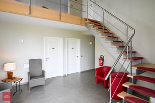 Unieke energiezuinige eigendom verscholen achter schuifpoort. Bestaande uit een inkomhall, 3 slaapkamers met eigen badkamer en toegang tot tuin, bureel / hobbyruimte eveneens op gelijkvloers, volledig ingerichte living en keuken op verdieping, bijkeuken, technische ruimte, buitensauna, zongerichte tuin met overdekt terras, tuinberging (24m²), ruimte voor 4 wagens, 24 zonnepanelen, vloerverwarming (warmtepomp). Vlotte verbinding centrum en E17. Geschikt voor gezin waar ieder houdt van privacy en comfort, maar ook ideaal voor B&B