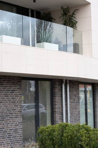 <p><span>Ruim NIEUWBOUW twee slaapkamer appartement op de 1ste VERDIEPING in het centrum van Schilde!</span></p><p><span>In een modern gebouw met lift bevindt zich dit appartement op de eerste verdieping, omvat inkomhal met ruimte voor een vestiairekast, gastentoilet, leefruimte met veel lichtinval en een groot schuifraam dat toegang geeft tot het mooi breed terras van 16m², open keuken met de nodige toestellen, aansluitend aan de keuken is er een ruime berging/wasplaats, twee slaapkamers waarvan de grootste slaapkamer met een ingerichte badkamer met lavabo meubel en douche en een tweede slaapkamer met een ensuite douchekamer.</span></p><p><span>De ondergrondse parking zorgt ervoor dat thuiskomen in alle comfort kan gebeuren, dit appartement is voorzien van 1 autostaanplaats en een privatieve berging, huurprijs + 125€. Alsook een gemeenschappelijke fietsenberging op het gelijkvloers.</span></p><h3><span>Afwerking: aluminium ramen, vliegenramen, hr+ beglazing, vloerverwarming, cv op gas, gebouwd volgens BEN-principes.</span></h3><h3><span>Centrale ligging, gelegen nabij het dorp, vlakbij winkels, openbaar vervoer, gemakkelijke bereikbaarheid, in de buurt van fiets- en wandelroutes om de natuur op te zoeken.</span></h3><h3><span>Dit appartement is volledig geschilderd en overal verlichting voorzien. Overname van gordijnen en lamellen in overleg.</span></h3><p><span>Gemeenschappelijke kosten gebouw: 125€/m.</span></p><p><span>U bent van harte welkom voor een bezoekje!</span></p><p><span> </span></p>