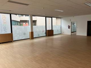 Zeer mooie Kantoorruimte van 745.5 m² voorheen als kinderdagverblijf. Verschillende grote ruimtes met veel lichtinval door grote raampartijen aan...