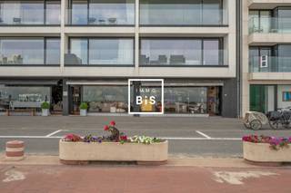 À LOUER: Spacieux rez-de-chaussée commercial sur la digue au Zoute avec large vitrine<br /><br />Ce rez-de-chaussée commercial bénéficie d’un emplacement de choix et offre une surface de vente de 168 m², complétée par une terrasse arrière de 11,5 m² et une cave sèche de 23,3 m² avec accès direct. La large vitrine de près de 7 mètres assure une visibilité maximale et une belle luminosité naturelle.<br /><br />Conditions de location<br />Revenu cadastral annuel (2024): €3.500<br />Charges communes: environ €350/mois