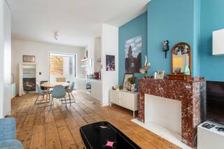 <p>Op zoek naar een lichtrijk appartement op een centrale locatie in Antwerpen? <br />Dan is dit instapklare appartementaan de Provinciestraat precies wat u zoekt.<br /><br />Dit stijlvolle appartement bevindt zich op een toplocatie, op een boogscheut van het bruisende Zurenborg, het gezellige Stadspark en het historische stadscentrum. De omgeving biedt een overvloed aan leuke eet- en drinkgelegenheden, winkels en vlot openbaar vervoer, ideaal voor wie houdt van stadsleven met comfort.<br /><br /></p>
<p>Binnenin geniet u van een aangename leefruimte met enorm veel natuurlijke lichtinval, dankzij de grote raampartijen. De open keuken sluit perfect aan bij de gezellige woonkamer, wat zorgt voor een ruimtelijk gevoel en een moderne uitstraling. Bovendien zijn er authentieke elementen behouden gebleven, zoals de originele parketvloer en de karaktervolle schouw, die extra charme en warmte toevoegen aan het geheel. Daarnaast zijn er doorheen het appartement heel wat ingemaakte kasten voorzien, wat zorgt voor extra opbergruimte en een strak geheel.<br /><br />Verder beschikt het appartement over een volwaardige slaapkamer, een ensuite badkamer met douche, en een bureauruimte ideaal voor thuiswerk. De absolute troef: een gezellig inpandig terras waar u kan genieten van de buitenlucht.<br /><br />Kortom: een perfect gelegen, lichtrijk appartement met alle comfort en zeer lage algemene kosten.<br /><br />Bent u geïnteresseerd in dit karaktervolle appartement?<br />Contacteer LISTED voor een bezoek: +32 3 283 51 51.</p>