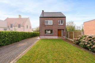 In Sint-Lievens-Esse, deelgemeente van Herzele, situeert zich deze op te frissen/te renoveren halfopen woning. Bij het betreden van de woning komt...