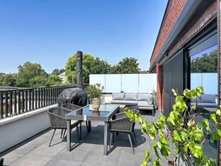 Op zoek naar een instapklaar, energiezuinig appartement met een uitzonderlijk ruim terras? Dan is dit prachtige appartement op de eerste verdieping beslist een bezoek waard.<br />Gelegen langs een vlotte invalsweg geniet u van een uitstekende bereikbaarheid, terwijl de achterzijde van het appartement verrassend rustig is met beperkte inkijk.<br />Via de oprit bereikt u zowel de garagebox als de gemeenschappelijke fietsenberging. De garagebox is niet inbegrepen in de vraagprijs en niet verplicht aan te kopen (kostprijs 32.000 euro).<br />U betreedt het appartement via een verzorgde inkomhal met gastentoilet. De leefruimte sluit aan op de luxueus uitgeruste open en grote keuken met kookeiland, het hart van de woning. Dankzij het indrukwekkende schuifraam vloeien binnen- en buitenruimte naadloos in elkaar over en bereikt u het zonnige terras van maar liefst 40 m² – een absolute meerwaarde! <br />Verder beschikt het appartement over twee slaapkamers, een stijlvolle badkamer met zowel een inloopdouche als een ligbad en een praktische wasplaats. <br />Ook op praktisch vlak scoort dit appartement uitstekend. De aanwezige zonnepanelen zorgen voor een lagere energiefactuur, terwijl de gemeenschappelijke kosten bijzonder beperkt blijven.