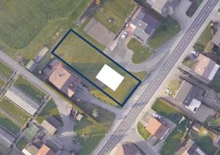 Beau terrain à bâtir à Huldenberg, d'une superficie de 7 ares 62 centiares et avec une vue fantastique sur la réserve naturelle à l'arrière ! Ce terrain est adapté pour une construction ouverte avec une largeur de rue de 17 mètres.<br />Emplacement extrêmement avantageux, situé entre Overijse et Louvain, à proximité des transports en commun et non situé dans une zone à risque d'inondation.<br /><br />Construction à réaliser : <br />- Largeur de façade maximale de 10m.<br />- Profondeur de construction en cas d'un seul étage : max. 20m<br /> Profondeur de construction en cas de 2 étages : max. 15m au rez-de-chaussée et 12m aux étages.<br />- Toit plat ou toit en pente autorisé (pente entre 25° et 50°)<br />- Hauteur de corniche de 6m (à partir du niveau du sol) <br />- Bande de construction latérale de 3,5m <br />- Zone de construction à 9 + 8 mètres de l'axe de la rue <br /><br />Plus d'informations au bureau !