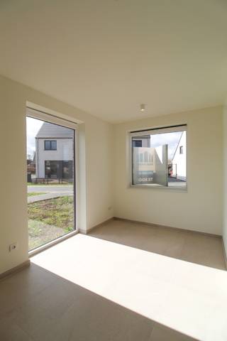 Op zoek naar een moderne, lichtrijke en energiezuinige woning?Deze recente nieuwbouwwoning, gelegen in een doodlopende en kindvriendelijke straat in...