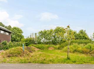 <p>Droomt u ervan een woning te bouwen die volledig aan uw wensen voldoet in een rustige en residentiële omgeving?</p>
<p>Ontdek deze prachtige bouwgrond van 609 m², ideaal gelegen in Dottenijs.</p>
<p>Dankzij de mooie oppervlakte en de uitstekende oriëntatie biedt dit perceel de mogelijkheid om uw bouwproject in open bebouwing te realiseren en te genieten van een aangename woonomgeving.</p>
<p><b>Troeven:</b></p>
<ul>
<li>Oppervlakte van 609 m²</li>
<li>Vrije bouw van het type open bebouwing</li>
<li>Gelegen in een rustige en gegeerde woonwijk</li>
<li>Gezinsvriendelijke en aangename omgeving</li>
<li>Dicht bij voorzieningen, scholen, winkels en belangrijke invalswegen</li>
</ul>
<p>De ideale bouwgrond om uw woonproject werkelijkheid te maken.</p>