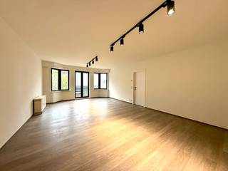 Op de Markt van Deinze vind je dit instapklare en nieuw geschilderde appartement met een verrassend groot terras aan de achterzijde.<br /><br />Het appartement bestaat uit een mooie inkomhal met vestiairekast, lichte zeer ruime leefruimte, ingerichte aparte keuken en een aangrenzende berging met aansluiting wasmachine.<br /><br />Verder is er een modern gerenoveerde badkamer met bad en douche, een gastentoilet en twee zeer ruime slaapkamers dewelke beide uitgeven op het terras.<br /><br />Het pand beschikt ook over een privatieve kelderberging.<br /><br />Huurprijs te vermeerderen met 100 EUR gemeenschappelijke kosten per maand (inclusief privatief waterverbruik).