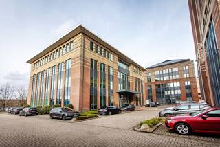 <span>Mechelen Campus bestaat uit een 60 m hoge toren omringd door 10 lagere kantoorgebouwen, allen verbonden via een ondergrondse parking. Tussen de gebouwen bevindt zich een prachtige tuin met picknickruimte en een waterpartij, ideaal voor een ontspannen adempauze. In totaal biedt Mechelen Campus ongeveer 50.000 m2 aan kantoorruimte.Mechelen Campus is opgevat als een interactieve community waarbij Intervest en Quares, de on-site beheerder, zorgen voor een ruim aanbod van diensten en een vlotte begeleiding van het reilen en zeilen op een bedrijvenpark. Een ruim aanbod aan faciliteiten zorgt voor de versterking van het een community-gevoel bij de aanwezige bedrijven en maakt het dagelijkse leven op de Campus zo aangenaam en comfortabel mogelijk. De bedrijven en hun werknemers kunnen zich dan ook vol enthousiasme aan hun kerntaken wijden.</span>