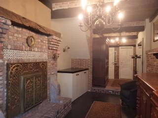 Aan de rand van de dorpskern ligt deze verzorgde rijwoning. Ze bestaat uit een gelijkvloers van ongeveer 120m² dat als magazijn gebruikt wordt en een studio op de verdieping. Het gelijkvloers kan heringericht worden tot handelsruimte voor kapsalon, hondentrimsalon, schoonheidssalon, yogaruimte, personal training studio, atelier en zo veel meer.De studio is gezellig ingericht en momenteel verhuurd. De nutsvoorzieningen (water en energie) liggen op het gelijkvloers klaar en kunnen gescheiden van de verdieping in gebruik genomen worden, wat extra handig is i.g.v. een commerciële uitbating.Bezichtigingen op afspraak: contact@eberhardvastgoed.be of 03 / 779 69 29.
