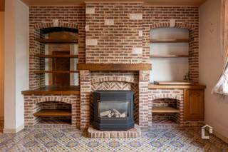 <p><span>Degelijke rijwoning met veel potentieel</span></p><p><span> </span></p><p><span>In het rustige Huise, deelgemeente van Kruisem vindt u deze rijwoning waar u volledig uw eigen ding mee kan doen. De woning is gelegen vlakbij het centrum en op enkele minuten van het centrum van Asper (Gavere). In de directe omgeving vindt u scholen, kinderopvang, bakkers, slagers, winkels, restaurants, jeugdactiviteiten, hondenweides en zo veel meer. Vlakbij bevinden zich eveneens prachtige wandelroutes, onder meer langs de Schelde.</span></p><p><span>Kruisem heeft een ideale ligging voor een vlotte verbinding met Gent, Deinze, Oudenaarde, en heeft verschillende grote invalswegen op enkele minuten rijden.</span></p><p><span> </span></p><p><span>Deze woning biedt een stevige basis voor te renoveren. Zo zijn er authentieke, vaste trappen tot aan de zolder.</span></p><p><span>De woning heeft een aparte inkomhal met de trap naar de eerste verdieping, de trap naar de kelder, en toegang tot de leefruimte en keuken. De leefruimte heeft nog een unieke, authentieke vloer, welke nog in goede staat is. De keuken is bruikbaar, maar aan vernieuwing toe. Via de keuken heeft u toegang tot de badkamer enerzijds en een veranda/tussenruimte. Op de eerste verdieping zijn er 3 slaapkamers. De zolderruimte kan nog afgewerkt worden tot een bijkomende slaapkamer.</span></p><p><span>De zuid-gerichte tuin is een grote troef van deze woning. De tuin is deels aangelegd met een terras, een vijver en beplanting. Verder is er gras en een pad naar de garage vanachter. De garage heeft een uitweg achteraan.</span></p><p><span> </span></p><p><span>Het dak bevat geen asbest en is in goede staat. Het kan onmiddellijk geïsoleerd worden langs binnenuit.</span></p><p><span>Verschillende ramen zijn al vervangen naar dubbel glas. Er is ook nog enkel glas.</span></p><p><span> </span></p><p><span>EPC: 568 kWh/m²jaar - F-label</span></p><p><span>Renovatieverplichting: Ja, termijn start bij akte</span></p><p><span>Elektriciteit: Niet-conform</span></p><p><span>Asbest: Niet-asbestveilig (4 asbestmaterialen te verwijderen 2034 & 2040; 1 asbestmateriaal zorgvuldig beheren tot 2040)</span></p><p><span>Bouwjaar: 1936 (vergund geachte woning)</span></p><p><span> </span></p><p><span>Pluspunten:</span></p><p><span>+ Ideale verbinding naar Gent, Deinze & Oudenaarde</span></p><p><span>+ Karaktervolle woonst</span></p><p><span>+ Droge kelder</span></p><p><span>+ Vaste trappen tot zolder</span></p><p><span>+ Zuid-gerichte tuin</span></p><p><span>+ Uitweg garage achteraan terrein</span></p>
