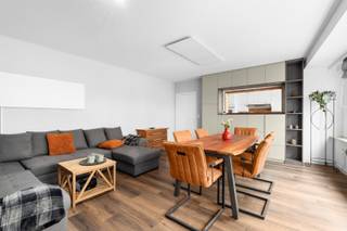 <p>Te koop: verzorgd appartement in Oostende, op een steenworp van de Zeedijk in Mariakerke.</p>

<p> </p>

<p>Dit appartement biedt een comfortabele indeling en een uitstekende ligging nabij het strand, de duinen en het openbaar vervoer. Dankzij het EPC-label B geniet u van een energiezuinig appartement, terwijl de infraroodpanelen zorgen voor een aangename en efficiënte verwarming. De Raversijdestraat is een rustige straat, maar toch dicht bij alle voorzieningen.</p>

<p> </p>

<p>Belangrijkste ruimtes:<br />• Inkomhal met toegang tot de verschillende vertrekken<br />• Gezellige living met natuurlijke lichtinval<br />• Keuken met dubbele spoelbak, microgolfoven, oven en elektrische kookplaat<br />• Slaapkamer met voldoende ruimte voor een dubbel bed<br />• Badkamer met douche en enkelvoudige wastafel<br />• Apart toilet<br />• Kelderruimte voor extra opslag</p>

<p> </p>

<p>Troeven:<br />• Nabij Zeedijk in Mariakerke<br />• Energiezuinig EPC-label B<br />• Verwarming via infraroodpanelen</p>

<p><strong>Wenst u meer info? Contacteer Charlotte via 059 70 00 99 of Charlotte@eraservimo.be</strong></p>