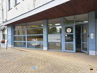 <p><span>Ruim handelspand van ca. 350m² met uitzonderlijk veel potentieel <br />in het centrum van Borgloon</span><span><br /><br /></span><span>Op een uitstekende locatie in het hart van Borgloon bevindt zich dit bijzonder ruime <br />handelspand met een indrukwekkende bruikbare oppervlakte en tal van mogelijkheden <br />voor diverse commerciële activiteiten.<br />De centrale ligging zorgt voor een uitstekende bereikbaarheid en een sterke zichtbaarheid.<br /><br />Een belangrijke troef is de ruime parkeergelegenheid op het plein vlak voor het gebouw, <br />wat zorgt voor een optimaal comfort voor klanten, bezoekers en medewerkers. <br />Het openbaar vervoer stopt voor de deur.<br /><br />Het pand deed jarenlang dienst als kantoorlocatie van het Wit-Gele Kruis en is daardoor <br />uitgerust met meerdere functionele ruimtes die inzetbaar zijn als kantoor-, praktijk- <br />of dienstverleningsruimte. <br />Voorheen was hier een supermarkt gevestigd, wat de veelzijdigheid en het commerciële <br />potentieel van het gebouw extra onderstreept.<br /><br />Het pand beschikt over een EPC-label C. Sinds de opmaak van het EPC werd de <br />verwarmingsinstallatie bovendien vernieuwd en werd overgeschakeld naar energiezuinige <br />warmtepompen, wat het comfort verhoogt en een positieve impact heeft op het energieverbruik.<br /><br />Kortom dankzij de royale oppervlakte biedt dit pand tal van mogelijkheden voor ondernemers <br />of organisaties die op zoek zijn naar een centraal gelegen locatie met voldoende ruimte voor <br />retail, kantoren, een groepspraktijk, showroom, opleidingscentrum of andere commerciële <br />invullingen.</span></p><p><span><br />Algemene informatie:</span><span><br />Huurprijs: 1800 euro/maand<br />Algemene onkosten: NVT<br />Vrij vanaf: 1/07/2026<br />KI ten laste van de huurder </span></p>