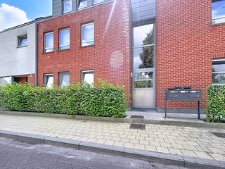 L'appartement au premier étage dispose d'un hall d'entrée spacieux, d'une salle de bains, de 2 chambres, d'un salon avec cuisine, de rangements, d'une terrasse, d'un sous-sol et d'une place de parking.<br /><br />Premier étage : <br />- hall d'entrée<br />- grand espace de vie (environ 28 m²) avec beaucoup de lumière et accès à la terrasse<br />- cuisine équipée d'un réfrigérateur avec congélateur, d'un lave-vaisselle, d'un four combiné, d'une cuisinière à induction et de nombreux rangements<br />- deux chambres (env. 8 et 13 m²)<br />- salle de bain entièrement équipée avec douche, lavabo et mobilier<br />- débarras avec raccordement pour lave-linge et sèche-linge (environ 9 m²)<br />- terrasse<br /><br />Détails : <br />- place de parking, sous-sol et ascenseur disponibles<br />- frais communs : 150€ par mois <br />- EPC : 119 kWh/m² <br />- disponible immédiatement !<br /><br />Acheter ou louer (ou louer) dans la région de Kalmthout/Essen ?<br />Si vous avez des questions, vous pouvez toujours nous contacter !<br />Dewaele Real Estate avec conseils.