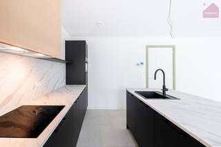 <strong>In de dorpskern van Klein Vorst bevindt zich Residentie Quercus, een doordacht nieuwbouwproject waar comfortabel en energiezuinig wonen centraal staat. De afwerking is zorgvuldig gekozen en afgestemd op hedendaags wooncomfort, met aandacht voor licht, ruimte en gebruiksgemak. De appartementen behalen een uitzonderlijk lage energieprestatie (E-peil E8 of lager), wat zorgt voor lagere energiekosten en een aangenaam binnenklimaat.</strong><br /><br /><strong>Appartement 1.5</strong> bevindt zich op de eerste verdieping en heeft een bewoonbare oppervlakte van 118,50 m². Het appartement beschikt over drie slaapkamers, een badkamer met inloopdouche en dubbele wastafel, een apart toilet en een aangename leefruimte met open, volledig geïnstalleerde keuken. Vanuit de leefruimte is er directe toegang tot het terras. Het gebouw is bovendien voorzien van een gemeenschappelijke tuin, een fietsenberging en een lift, wat bijdraagt aan het dagelijks comfort.<br /><br /><strong>Duurzaam en toekomstgericht wonen</strong><br />De appartementen voldoen aan de huidige strenge energienormen en behalen een E-peil van 8. Hierdoor geniet u de eerste 5 jaar van een vrijstelling van onroerende voorheffing (K.I.).<br />Elk appartement is uitgerust met:
<ul>
<li>zonnepanelen</li>
<li>vloerverwarming in alle ruimtes (via warmtepomp)</li>
<li>ventilatiesysteem type D</li>
</ul>
Deze technieken zorgen voor een energiezuinige en comfortabele woonomgeving, afgestemd op vandaag én morgen.<br /><br /><strong>Ligging</strong><br />Residentie Quercus combineert een rustige woonomgeving met een vlotte bereikbaarheid. Winkels, scholen, horeca en sportvoorzieningen liggen op wandelafstand. Bovendien zijn de omliggende steden eenvoudig bereikbaar dankzij de nabijheid van de E313.<br /><br /><strong>Parkeerplaatsen en bergingen</strong><br />Ondergrondse parkeerplaatsen en privatieve bergingen zijn niet inbegrepen in de prijs.<br />Deze kunnen afzonderlijk worden aangekocht vanaf € 22.600,00 (excl. btw en registratie).<br /><br /><br /><strong>Voelt dit als een plek waar jij je thuis zou voelen?</strong><br />Neem dan gerust contact met ons op voor meer informatie of een bezoek ter plaatse via info@sublimmo.be of 014 84 83 69.<br />We nemen graag de tijd om alles rustig toe te lichten.<br />
