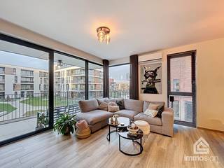 PLUSPUNTEN:<br />+ woonoppervlakte: 82 m²<br />+ terrasoppervlakte: 15,58 m²<br />+ veel natuurlijke lichtinval <br />+ 2 slaapkamers<br />+ vloerverwarming en airco<br />+ ondergrondse autostaanplaats<br />+ kelderberging<br />+ topligging!<br />+ gemeenschappelijke kost: €50<br /><br />ALGEMEEN:<br />Dit instapklare, zeer recente appartement werd opgeleverd in oktober 2023 en is voorzien van alle modern comfort. Het appartement bevindt zich op de 1ste verdieping van deze residentie en is makkelijk bereikbaar met de lift. <br /><br />Bij het binnenkomen in de privatieve inkomhal passeren we, alvorens in de leefruimte te komen, de berging en tevens wasplaats, de badkamer met inloopdouche en dubbele lavabo, de vestiaire en het apart gastentoilet.<br /><br />De woonkamer is voorzien van een gezellige zithoek, een eethoek en een volledig uitgeruste keuken dat voorzien is van een eiland met ontbijtbar. Alle keukentoestellen, inclusief vaatwasser, zijn hierin aanwezig. Recent plaatste de eigenaar nog een ventilo-convector voor koude en warme lucht in de leefruimte, die in combinatie met de vloerverwarming een aangenaam klimaat garandeert in alle seizoenen. <br /><br />Mede dankzij de ligging op de hoek van het gebouw geniet de woonkamer in het bijzonder, van veel natuurlijke lichtinval dankzij de grote raampartijen, dat tegelijkertijd het parkgevoel versterkt. Het zicht op het groen van het mooi aangelegde tuinpark is hier een extra troef. Ook vanop het deels overdekt L-vormig terras (15,58 m²) is het genieten!<br /><br />Verder zijn er nog 2 ruime slaapkamers aanwezig die ook uitgeven op de binnentuin.<br /><br />Bij het appartement horen ook nog een ondergrondse autostaanplaats en een ruime kelderberging<br /><br />INDELING:<br />-1: parkeerplaats, berging<br />+1: inkomhal, toilet, badkamer, 2 slaapkamers, berging, leefruimte met open keuken<br /><br />CONTACT:<br />Wenst u een afspraak te maken voor een vrijblijvend bezoek? Stuur dan een e-mail naar info@immosign-plus.be, elke kandidaat-huurder ontvangt van ons vervolgens een vrijblijvend inlichtingenfiche. U kan best een e-mail sturen zodat wij u vervolgens direct kunnen verder helpen.