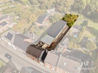 Droom je van wonen en werken op één plek, in het landelijke Oudegem? Of liever een opslag met daarbijhorende opbrengsteigendom? Deze woning voor zelfstandigen met magazijn en werkplaats biedt je ruimte in overvloed op een royaal perceel van 1031 m².<br /><br />De woning telt 4 slaapkamers en is toe aan renovatie, ideaal om volledig naar eigen smaak in te richten. De ruime zolder kan nog ingericht worden als 5e slaapkamer. Het pronkstuk is de ruime loods van 178 m², bereikbaar via een brede poort waar je gemakkelijk met de bestelwagen binnenrijdt. Ideaal als huis met opslagplaats, atelier of woning met ruimte voor voertuigen, voor je zaak, hobby of materiaal. Rondom geniet je van veel groen en rust.<br /><br />Op zoek naar een loods te koop in Dendermonde, gecombineerd met een woning? Dan is dit je kans!<br /><br />✅ Landelijke ligging in Oudegem<br />✅ Perceel van 1031 m²<br />✅ Te renoveren woning met 4 slaapkamers<br />✅ Loods 178 m² met brede poort<br />✅ Woning voor zelfstandige, met opslagplaats of atelier<br />✅ Ruimte voor voertuigen, bereikbaar met bestelwagen<br />✅ EPC D, geen renovatieverplichting!<br /><br />Wonen en werken op één plek vind je zelden, plan snel een bezoek!<br /><br />📩 gilles@woonvast.be — 📞 0491 94 95 38 — 🌐 www.woonvast.be