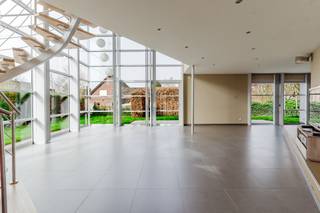 Op zoek naar een comfortabele gezinswoning met vier slaapkamers?Of wens je extra ruimte voor een vrij beroep of thuiswerk? Deze architecturale villa...