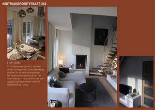 Dit instapklare appartement combineert moderne architectuur met rust, overvloedig licht en een uitzicht over de stad en het water. Bij het binnenstappen van de inkomhal ervaart u direct de rust door de combinatie van lichtrijke kleuren en de warme parketvloer die in het volledige appartement is doorgetrokken. De leefruimte is een absolute eyecatcher door de gashaard en het unieke ruimtegevoel dankzij het hoge plafond. De moderne, greeploze keuken is voorzien van hoogwaardige ATAG-toestellen. De eerste slaapkamer is een serene ruimte met een uitgebreide wand aan op maat gemaakte inbouwkasten. De tweede slaapkamer (mezzanine) op de bovenverdieping biedt een veelzijdige ruimte met een ingebouwd bureau, en beschikt over airconditioning voor een optimaal klimaat het hele jaar door. Praktisch gemak is voorzien door de aparte wasruimte en een gedeelde (fietsen)berging met een aparte ingang. Buiten wacht een oase van rust op het riante dakterras met een panoramisch zicht.<br /><br />De centrale toplocatie van het appartement biedt de ideale balans tussen het bruisende stadsleven en een vlotte verbinding naar het station en de belangrijke invalswegen. Dankzij de Leie direct achter het gebouw en de nabijheid van onder andere de Bijloke-site, de Watersportbaan en de Blaarmeersen, is de rust van water en omliggend groen nooit veraf.<br /><br />Interesse?<br />- Bezoekdagen op 17, 18 en 19 april<br />- Voor het inplannen van een bezoek of vragen: kortrijksepoortstraat242@gmail.com<br />- Er kan geboden worden onder gesloten envelop tot en met woensdag 22 april 2026