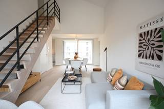 Dit modern en lichtrijk duplex-appartement (D 3.3) is ideaal gelegen in het Egmont Park, op wandelafstand van het centrum van Gavere met alle voorzieningen binnen handbereik. <br /><br />Het appartement beschikt over een inkomhal met gastentoilet, ruime leefruimte met een aanpalende berging, volledig ingerichte keuken en 2 ruime slaapkamers met aansluitend in het midden de badkamer. Op de verdieping is er een master bedroom, een badkamer en een bureauruimte. Via het terras geniet u van een prachtig uitzicht op de binnentuin, dé ideale plek om te ontspannen.<br /><br />Dit appartement combineert een rustige, groene ligging met de nabijheid van winkels, horeca en openbaar vervoer.<br /><br />Ondergrondse staanplaats en berging dienen afzonderlijk aangekocht te worden.