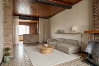 [[ DIT PAND NEEMT DEEL AAN DE ERA OPEN HUIZEN DAG OP 19/9 VAN 17:30 TOT 18:30 ]]
<p>Karaktervolle gesloten woning in Melle, aan de stadsrand en nabij openbaar vervoer.</p>

<p>Deze woning uit het begin van de 20ste eeuw combineert authentieke charme met een praktische indeling en een vlotte bereikbaarheid. Gelegen in een groene omgeving biedt deze woning een aangename woonomgeving voor gezinnen of wie op zoek is naar extra ruimte. De woning beschikt over vier slaapkamers, een lichtrijke leefruimte en een koer die extra buitenruimte creëert. Dankzij de ligging nabij openbaar vervoer en belangrijke verbindingswegen geniet je hier van een goede combinatie tussen rust en bereikbaarheid. Een interessante opportuniteit voor wie een woning met karakter naar eigen smaak wil verder afwerken.</p>

<p> </p>

<p>Belangrijkste ruimtes:<br />• Woonkamer met aangename leefruimte en natuurlijke lichtinval<br />• Keuken met aanwezige leidingen, klaar voor verdere inrichting<br />• 4 slaapkamers met diverse indelingsmogelijkheden<br />• Badkamer met ligbad, enkele wastafel en aansluitingen voor wasmachine en droogkast<br />• Apart toilet<br />• Koer met praktische buitenruimte</p>

<p>Troeven:<br />• Karaktervolle woning uit het begin van de 20ste eeuw<br />• Vier volwaardige slaapkamers<br />• Groene ligging nabij openbaar vervoer en stadsrand</p>

<p> </p>

<p>Neem vandaag nog contact op voor meer informatie of een bezoek.</p>

<p>JOUW DROOMHUIS. ZO GEVONDEN!</p>