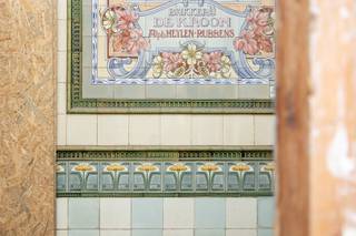 De Kroon - Exclusief wonen in een karaktervol erfgoedpand te Borgerhout!<br /><br />Ontdek De Kroon, een uniek renovatieproject in een prachtig art-nouveau gebouw gelegen in de Kroonsstraat te Borgerhout. Dit geselecteerde bouwkundige erfgoed ontworpen in 1913 door architecten Peter en Hendrik Wittocx en gebouwd in opdracht van bakker Alfons Heylen wordt met respect voor zijn authentieke karakter omgevormd tot een hedendaags woonproject.<br /><br />Het project omvat negen appartementen met één of twee slaapkamers en één magazijn van 192 m². De appartementen variëren van 40 m² tot 114 m² bewoonbare oppervlakte en beschikken afhankelijk van de unit over een terras of privatieve tuin. Reeds 9 van 10 appartementen zijn verkocht! <br /><br />- SEMI CASCO Triplex / Stadswoning 103 – € 299.000 - 122 m² | 2 slaapkamers | Terras 6,5 m²:<br /><br />Semi-casco duplexappartement met geïnstalleerde keuken waarbij de koper de overige afwerking naar eigen smaak kan realiseren. <br /><br />122m2 bewoonbare oppervlakte cfr EPC.<br /><br />Huidige foto's en 3D renders dienen ter illustratie van het project. <br /><br />Verkoop onder het tarief van 2% registratierechten mogelijk, mits de koper aan de wettelijke voorwaarden voldoet. <br /><br />Contacteer ons voor meer informatie, plannen, beschikbaarheid of een bezoek ter plaatse via info@dvarealestate.be of 03/297.00.00.