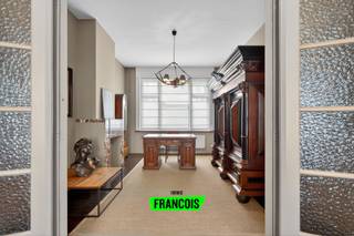 Deze karaktervolle herenwoning is gelegen langs de Prinsenlaan te Oostende. Te midden de Belle Epoquewijk komt dit pand volledig tot zijn recht. In de omgeving is er tal van groen, recreatie en lokale handelaars. <br /><br />De woning zelf heeft een traditionele indeling van een herenwoning, met tal van open ruimtes en mogelijkheden. Zo heeft u op het gelijkvloerse reeds drie polyvalent in te delen ruimtes, ideaal als praktijkruimte, (thuiswerk-) bureau of extra kamer. <br /><br />De woonkamer bevindt zich op de eerste verdieping. Het betreft een sfeervolle ruimte die dankzij de authentieke houten vloer extra cachet geniet. De typerende hoge plafonds maken het geheel aangenaam lichtrijk. Verder is er op deze verdieping nog een volledig uitgeruste keuken (met extra eethoek), een wasberging en buitenruimte. <br /><br />Op de tweede verdieping is er plaats voor drie volwaardige slaapkamers alsook een ruime badkamer. Hier is er gewerkt met een ligbad, aparte douche en dubbele lavabo. <br /><br />De derde verdieping biedt nog plaats voor een extra slaapkamer met polyvalente ruimte. <br /><br />Het pand biedt dankzij de grootte en indeling talrijke mogelijkheden. De karaktervolle uitstraling op een toplocatie maken van dit pand een unieke kans! <br /><br />Aarzel niet en neem contact op voor meer info of een afspraak.<br /><br />