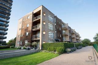 <p><span>RUIM LICHTRIJK HOEKAPPARTEMENT MET GEZELLIG ZONNETERRAS EN ONDERGRONDSE AUTOSTAANPLAATS!</span></p><p><span>Dit ruime hoekappartement met een bewoonbare oppervlakte van 101 m² is gelegen op de derde verdieping van een verzorgd kleinschalig appartementsgebouw in Merksem. Dankzij de gunstige hoekligging geniet het appartement van veel natuurlijke lichtinval, privacy en een mooi uitzicht op de omliggende weilanden. Winkels, bakker, apotheek, restaurants, speeltuintjes en openbaar vervoer bevinden zich in de nabije omgeving.</span></p><p><span>Via de inkomhal met vestiaire en ingemaakte kasten bereikt u de ruime woon- en eetkamer, afgewerkt met een laminaatvloer en met directe toegang tot het terras. Dankzij de oost-, zuid- en west oriëntatie geniet u hier doorheen de dag van de zon en vormt het terras een aangename uitbreiding van de leefruimte. De keuken biedt de mogelijkheid om naar eigen smaak te moderniseren. Verder beschikt het appartement over twee volwaardige, rustig gelegen slaapkamers, een in 2015 gerenoveerde badkamer met douchecabine en een afzonderlijk toilet. Met enkele opfrissings- en schilderwerken, kan het geheel eenvoudig naar een meer hedendaagse woonstijl worden gebracht.</span></p><p><span>Vliegenramen zorgen voor extra comfort en in de ondergrondse garage beschikt het appartement over een ruime autostaanplaats, die verplicht mee aan te kopen is aan €15.000 . Het gebouw dateert van 2001 en wordt professioneel beheerd door een syndicus. Het dak, de lift en de schilderwerken aan het gebouw werden reeds uitgevoerd en zijn conform. De maandelijkse vaste kosten bedragen € 225, inclusief een bijdrage aan het reservefonds. De nutsvoorzieningen beschikken over individuele meters, met uitzondering van het water dat collectief wordt afgerekend. Het gebouw beschikt over een gemeenschappelijk vuilnislokaal. </span></p><p><span> </span></p><p><span>Een gunstig EPC B, de ruime oppervlakte, het zonnige terras, de rustige ligging, het weidse uitzicht en de ondergrondse autostaanplaats maken dit tot een comfortabele woonst met een uitstekende basis om verder naar eigen smaak af te werken.</span></p><p><span>Contacteer ons voor meer informatie of een bezoek ter plaatse!</span></p><p><span> </span></p><p><span> </span></p><p><span> </span></p><p><span> </span></p>