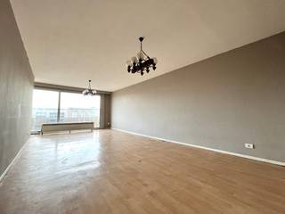 Dit appartement, gelegen op de eerste verdieping van een rustig gebouw, combineert ruimte met een praktische indeling. Bij het binnenkomen betreed...