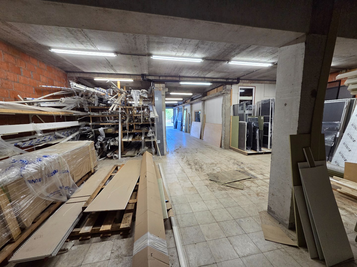 Magazijn van 220m² op commercieel centrum Pottelberg - foto 4