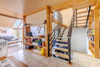 Open bebouwing met 4 slaapkamers, bureau, inpandige garage en tuin, gelegen in een doodlopende straat op een perceel omgeven door groen.Indeling GLV:...