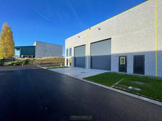 <strong>Te huur, KMO-unit/loods gelegen te industriezone Brakel!</strong><br /><br />Bent u zelfstandig of ondernemer en bent u op zoek naar een <strong>RUIME, PRAKTISCHE CASCO OPSLAGLOCATIE </strong>of een plaats om uw <strong>ZELFSTANDIGE ACTIVITEIT</strong> ruimte te geven en verder te ontwikkelen? Dan is deze <strong>NIEUWBOUW KMO-UNIT </strong>op <strong>STRATEGISCHE LIGGING </strong>in het 'Harboort Business Park' te industriezone Brakel <strong>IDEAAL </strong>voor wat u zoekt!<br /><br />De ruimte biedt <strong>TAL VAN MOGELIJKHEDEN</strong>. Zo kan deze unit zowel dienen als opslagruimte of heeft u de mogelijkheid dit naar eigen wensen af te werken! De unit omvat een ruime opslagruimte met een totaal oppervlakte van<strong> 209,4 m²</strong>, waardoor het uitermate geschikt is voor diverse doeleinden. De ruimte is uitgerust met een <strong>HOGE SECTIONAALPOORT (5m hoog)</strong>, wat de toegankelijkheid en functionaliteit verder optimaliseert. Daarnaast is een private wegenis aangelegd voor doorgaand verkeer en zijn er 2 privatieve parkeerplaatsen voor het gebouw ter beschikking.<br /><br /><strong>Extra troef:</strong> U heeft de mogelijkheid om unit 10 en 11 samen te huren! Er is een doorgang voorzien tussen beide units.<br /><br />Heeft u interesse of wilt u meer informatie?<br />Neem dan snel contact op met ons kantoor op <strong>055/30.92.90</strong> of op <strong>verhuur@nobels.be</strong>!<br /><br /><strong>Adres:</strong> Industrielaan 18D (unit 11) - 9660 Brakel<br />Onmiddellijk beschikbaar<br />Huurprijs: € 1255/maand