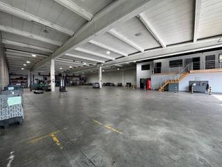 Warehouse/Storage Room (1,350 m²):<br /><br />*Clear height: 4.90 metres below the beams, ideal for tall racks or large machines.<br />*Equipped with 1 large automatic sectional door.<br />*Utilities: Power, water and gas connections available.<br />*Equipped with a fire station and camera surveillance.<br /><br />Office and social areas (245 m²):<br /><br />* 6 separate office spaces and 1 spacious meeting room.<br />* Kitchenette, separate sanitary facilities (toilets) and a shower room.<br />* Gas heating in the offices, camera surveillance and shutters on the sunny side for a pleasant working climate.<br /><br />Outdoor Space & Parking:<br /><br />*Parking:Spacious paved outdoor area with 20 reserved parking spaces.<br />*EV supply: Includes 2 charging stations for electric vehicles.<br /><br />Financial and practical conditions:<br /><br />*Availability: From 01/10/2026<br />*Rental price: Excluding VAT<br />*Rental deposit: 3 months rent<br />*Property tax: Calculated 1-on-1 based on the annual tax bill<br /><br />Interested in discovering the opportunities for your company on site? <br />Contact us today for more information or to schedule a site visit.