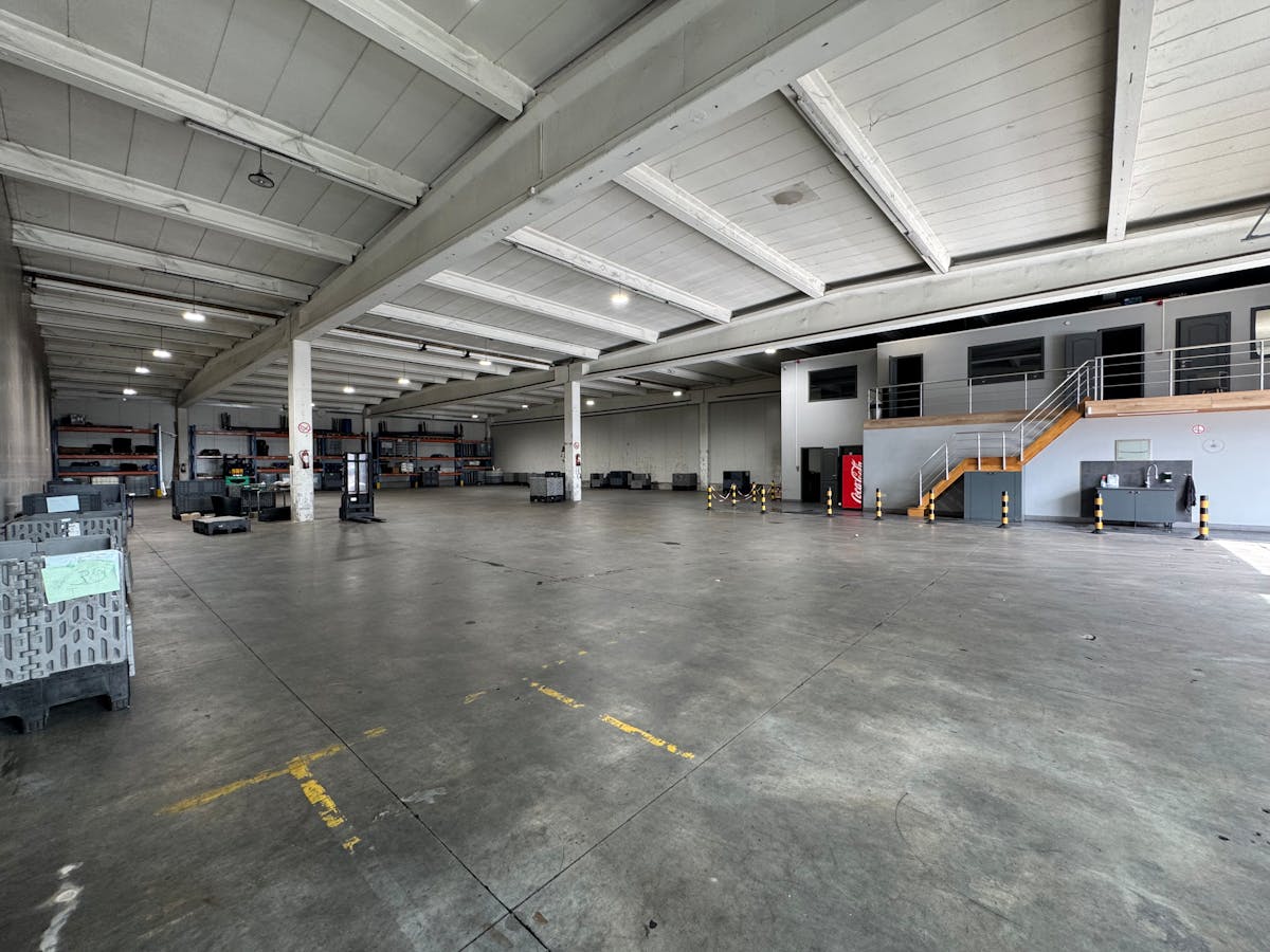 Te huur:1.350 m² magazijn + 245 m² kantoorruimte te Oostende - foto 4