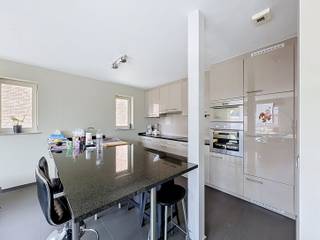 <p><span>Neem vandaag nog contact op met Sara De Maeyer voor een bezoek via: </span>https://mijnhuurprofiel.be/property/786dbe84-a9bc-49c7-a48f-c16ded4451f5</p><p><br /></p><p><strong>Ruim appartement in residentiële buurt van Grimbergen (Humbeek)</strong></p><p>Dit lichtrijke appartement biedt een praktische indeling en aangenaam wooncomfort in een rustige omgeving. De ruime woonkamer van 40 m² met toegang tot het terras, vier slaapkamers, twee badkamers, een uitgeruste keuken en handige bergingen maken het ideaal voor gezinnen of wie extra ruimte zoekt. Dankzij het gunstige EPC-label A geniet u bovendien van een energiezuinige woonst.</p><p><br /></p><p><strong>Belangrijkste ruimtes:</strong></p><ul><li>Ruime woonkamer en toegang tot het terras</li><li>Uitgeruste keuken</li><li>Vier slaapkamers</li><li>Twee badkamers, waarvan één met ligbad, douche en dubbele wastafel</li><li>Terras voor een aangenaam buitenmoment</li><li>Berging met aansluitingen voor wasmachine en droogkast</li><li>Extra berging en kelder voor bijkomende opslagruimte</li></ul><p><strong>Troeven:</strong></p><ul><li>Vier volwaardige slaapkamers en twee badkamers</li><li>Energiezuinig appartement met EPC-label A</li><li>Residentiële ligging nabij scholen en openbaar vervoer</li></ul><p>Maandelijkse provisie: € 130 (voor <span>onderhoud gemene delen, syndicus, onderhoud lift, minuterie en syndicus)</span></p><p><br /></p><p>JOUW DROOMAPPARTEMENT. ZO GEVOND</p>