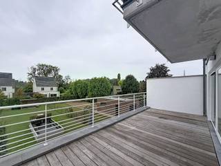 <p><strong>Plan je afspraak via www.living-stone.Be</strong></p><p>Dit appartement, gelegen op de eerste verdieping van een klein gebouw (zonder lift), omvat een inkomhal met toilet, een ruime en lichtrijke woonkamer met toegang tot het grote terras (20m²) en een volledig geïnstalleerde keuken.<br />Via de nachthal kom je terecht in de 2 slaapkamers (7,7m² en 14m²), de badkamer met inloopdouche en de berging met aansluiting voor de wasmachine.<br />Vlot bereikbaar en toch rustig gelegen, met winkels, scholen en openbaar vervoer op wandel- of fietsafstand.</p><p><strong>Onmiddelijk beschikbaar</strong>. EPC 156 kWh/m² (klasse B)</p>
