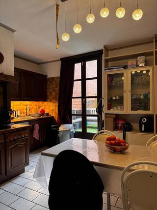 Deze verzorgde opbrengsteigendom bestaat uit een handelsgelijkvloers en een duplex appartement. Beide zijn verhuurd. De eigendom is gelegen in...