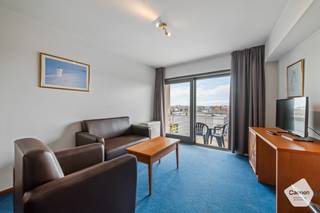 Deze studio heeft een <strong>uitstekende</strong> <strong>locatie</strong> vlakbij zowel het strand, centrum als de jachthaven. <br /><br />Bij het binnenkomen van de studio situeert u zich meteen in de slaaphoek. Loopt u verder, komt u rechtsreeks in de <strong>leefruimte</strong>, met open <strong>keuken</strong> voorzien van de <strong>basisbenodigdheden</strong>. De <strong>badkamer</strong> is voorzien van een <strong>ligbad</strong> (met mogelijkheid tot het nemen van een douche) Vanuit de leefruimte heb je rechtstreekse toegang tot een <strong>zongericht</strong> <strong>terras</strong>.<br /><br />De studio wordt verkocht onder de formule van <strong>erfpacht</strong>. Dit biedt verschillende voordelen, zoals een <strong>lagere</strong> <strong>aankoopprijs</strong> gezien de grond niet aangekocht wordt. Voor het gebruik van de grond betaalt de erfpachter aan de grondeigenaar een jaarlijkse som geld, ook wel canon genoemd. Deze canon is <strong>fiscaal</strong> <strong>aftrekbaar</strong>.<br /><br />Momenteel wordt het appartement verhuurd via een hotelpoule die de suite verhuurt op vakantiebasis, waarop de eigenaar een percentage van de winsten verkrijgt. Het is ook mogelijk om zelf de suite te reserveren voor eigen gebruik of om kosteloos uit de hotelpoule te stappen.<br /><br />Het is niet mogelijk zich hier te domiciliëren, het appartement kan enkel gebruikt worden als vakantieverblijf.