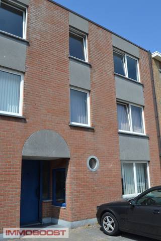 Appartement met 2 slaapkamers.<br /><br />Dit appartement is gelegen op wandelafstand van het openbaar vervoer naar Brugge, de kusttram, scholen, winkels, invalswegen en het strand.<br /><br />Het is ongeveer 56 m2 groot en is gelegen op de tweede verdieping van een klein gebouw, betonnen constructie (er is geen lift).<br /><br />Het heeft een hal, een kleine living met een eenvoudige open keuken, een apart toilet, een grote badkamer met ligbaden 2 volwaardige slaapkamers. Er is geen terras.<br /><br />De elektriciteit, verwarming en water zijn individueel. Er wordt verwarmd met een condensatieketel (dus met gas en niet op elektriciteit).<br /><br />PVC-ramen met dubbele beglazing.<br /><br />Op de badkamer is er aansluiting voorzien voor het plaatsen van een wasmachine + droogkast.<br /><br />Het EPC bedraagt 193 kwh/m2, dit wil zeggen dat het een energiezuinig appartement is.<br /><br />Plan je graag een bezoek ? Bel Sven 0477/31.99.93<br /><br />WG, niet -overstromingsgevoelig.<br /><br />lage gemeenschappelijke kosten : 25 euro per maand (onderhoud gang, minuterie,...)<br />huurwaarborg 3 maanden.<br />plaatsbeschrijf 180 euro excl. BTW.<br />er zal een kijkdag georganiseerd worden, laat uw gegevens achter : <strong>stuur ons een mailtje met je gegevens (info@immoboost.be)</strong>