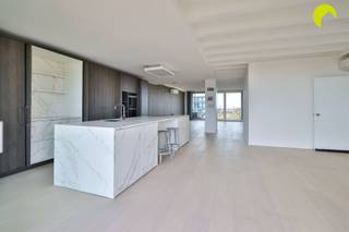 Helemaal op het einde van de Fruithoflaan vinden we in residentie "Nirvana" dit volledig gerenoveerd 2 slaapkamer appartement van maar liefst 147...